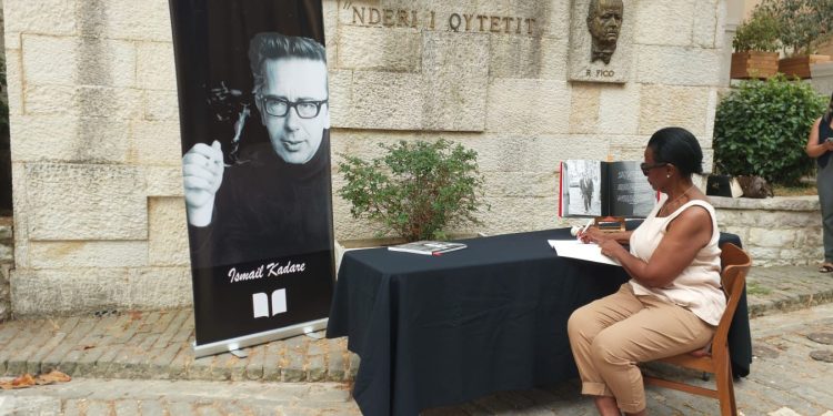 Në pazar dhe te shtëpia e lindjes, turistë e banorë të Gjirokastrës mesazhe ngushëllimi për Ismail Kadarenë