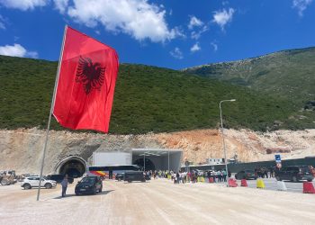 Lajm i mirë për jugun, hapet tuneli i LLogarasë, shihni pamjet e udhëtimit të parë (VIDEO)