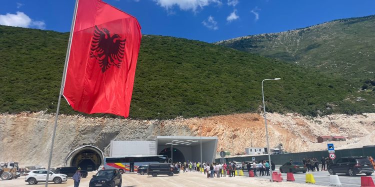 Lajm i mirë për jugun, hapet tuneli i LLogarasë, shihni pamjet e udhëtimit të parë (VIDEO)