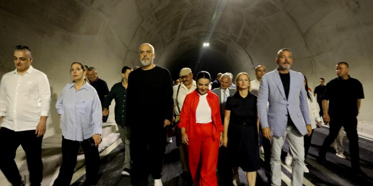 Rama inaguron tunelin e Llogarasë (FOTO)