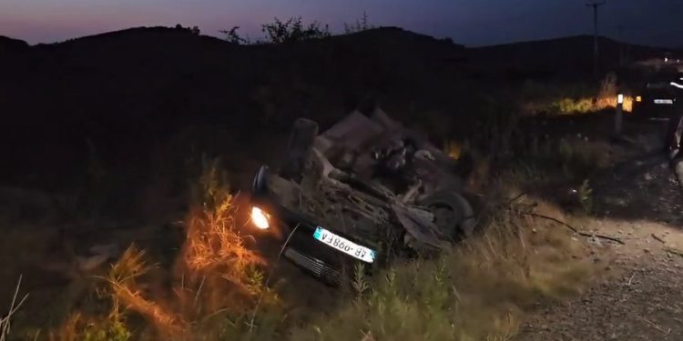 Makina del nga rruga, dy të plagosur