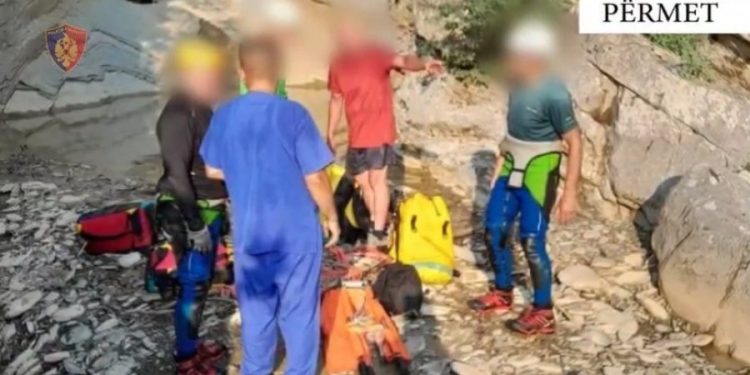 U bllokuan në përrua, shpëtohen 5 turistë francezë në Përmet