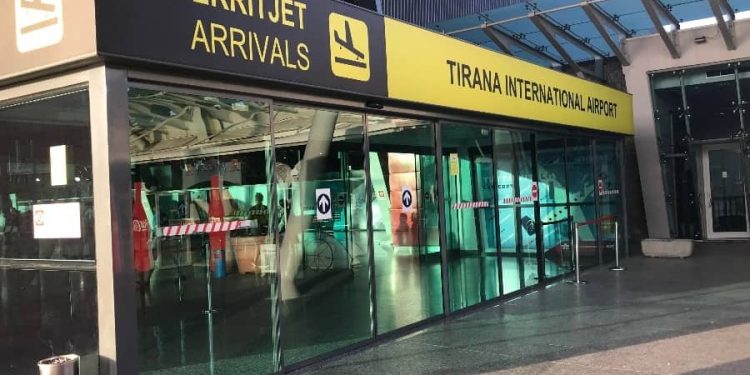 Sistemet IT shkaktojnë “black out” në disa aeroporte, reagon Ministria: Aeroporti i Tiranës po funksionon pa probleme