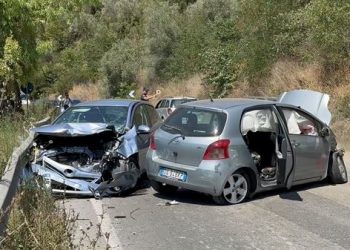 Aksident/ Dy makina përplasen ‘kokë më kokë’, katër të plagosur