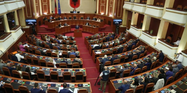 Deputetët bëhen bashkë, përveç Vangjel Dules, miratohet deklarata: Greqia të heqë ligjin e luftës me Shqipërinë