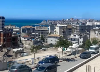 Pamja që na përshëndeti kur mbërritëm në Sarandë, një qytet turistik në bregdetin jugor të Shqipërisë