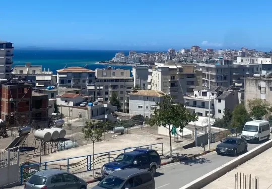 Pamja që na përshëndeti kur mbërritëm në Sarandë, një qytet turistik në bregdetin jugor të Shqipërisë