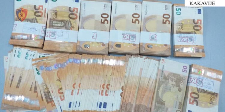 Me 41 mijë euro të padeklaruara në çantë, gruaja ndalohet në Kakavijë