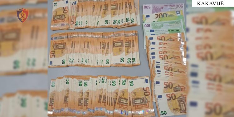 Bllokohen mbi 19 mijë euro në Kakavijë, nuk ishin deklaruar në kufi