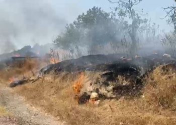 Zjarri i përmasave të mëdha përfshin ish-repartin ushtarak