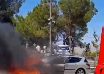 Merr flakë makina e turistëve, shpëtohen 4 pasagjerët