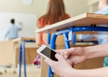 Greqia ndalon përdorimin e celularëve për nxënësit, Mitsotakis: Ta kenë vetëm brenda çantës gjatë gjithë kohës deri sa të mbarojë orari