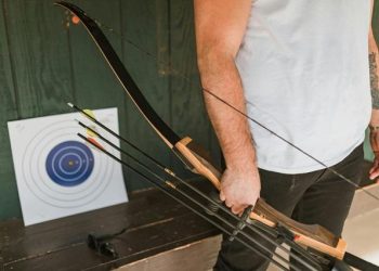 Arrestohet 38-vjeçari, i gjenden dy harqe dhe 53 shigjeta