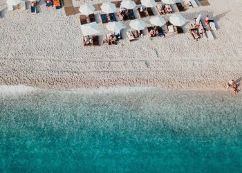 Turistët e huaj në Shqipëri janë “low cost”, kurse shqiptarët nuk harxhojnë më shumë se 50 euro në ditë për pushime