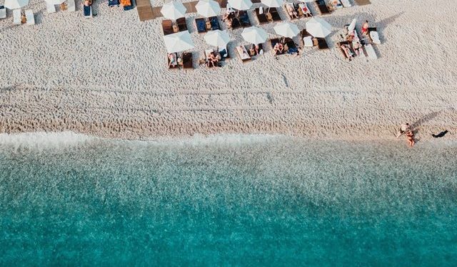 Turistët e huaj në Shqipëri janë “low cost”, kurse shqiptarët nuk harxhojnë më shumë se 50 euro në ditë për pushime