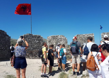 A po i zëvendësojnë turistët “dorështrënguar” shqiptarët e ikur?