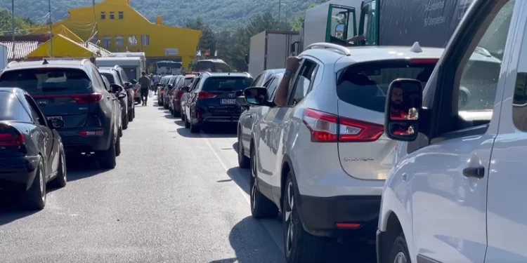 Po largohen emigrantët, fluks në pikat kufitare me Greqinë