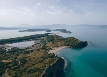 “Washington Post”: Dhëndri i Donald Trump dëshiron të kthejë një zonë të egër të Shqipërisë në një resort luksoz