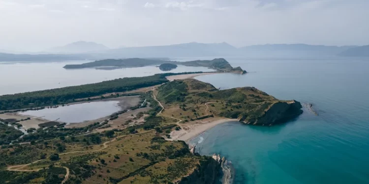 “Washington Post”: Dhëndri i Donald Trump dëshiron të kthejë një zonë të egër të Shqipërisë në një resort luksoz