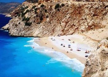 Rama: Plazhi me ujin më blu në botë gjendet në Sarandë