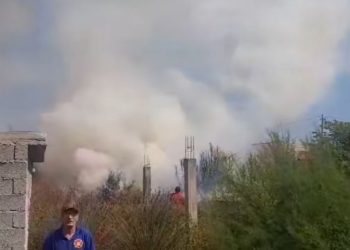 Merr zjarr zona pranë paraburgimit në Vlorë, rrezikohen disa banesa