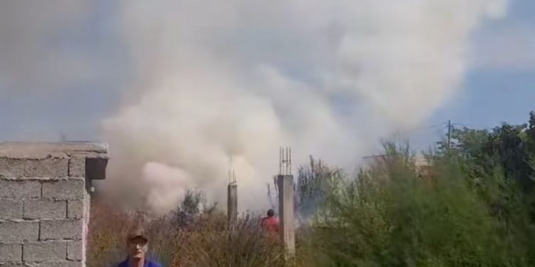 Merr zjarr zona pranë paraburgimit në Vlorë, rrezikohen disa banesa