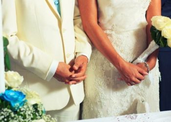 E pazakontë në Greqi/ Dhëndri goditi me shuplakë nusen se i shkeli këmbën, dasmorët e ‘zhdëpin’ në dru