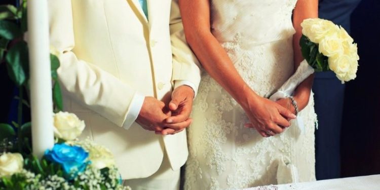 E pazakontë në Greqi/ Dhëndri goditi me shuplakë nusen se i shkeli këmbën, dasmorët e ‘zhdëpin’ në dru