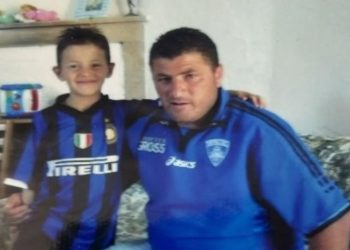 Asllani interist i vërtetë, uron babain për ditëlindje dhe publikon fotografinë me fanellën zikatër