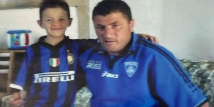 Asllani interist i vërtetë, uron babain për ditëlindje dhe publikon fotografinë me fanellën zikatër