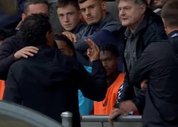 I nxori djalin nga fusha, “tërbohet” babai i futbollistit shqiptar, tenton të godasë me çadër trajnerin