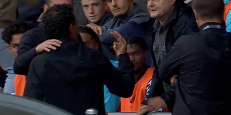 I nxori djalin nga fusha, “tërbohet” babai i futbollistit shqiptar, tenton të godasë me çadër trajnerin