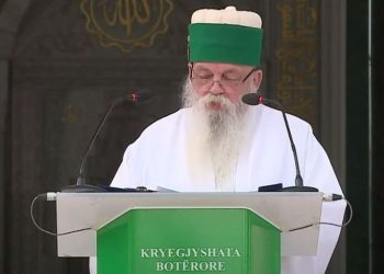 Pelegrinazhi në malin e Tomorrit, Baba Mondi uron besimtarët dhe i këshillon të tregojnë kujdes me ndezjen e qirinjve