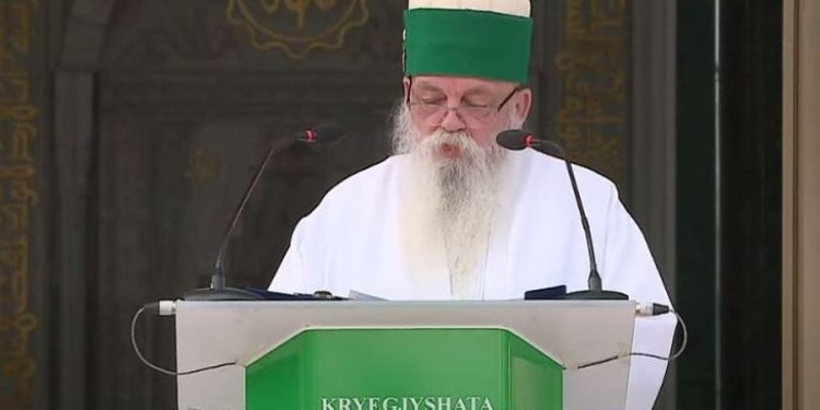 Pelegrinazhi në malin e Tomorrit, Baba Mondi uron besimtarët dhe i këshillon të tregojnë kujdes me ndezjen e qirinjve