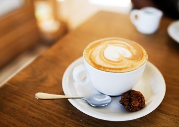 Në Shqipëri nuk pihet kafja në banak! Ja disa rregulla “të çuditshme” që i kanë vendet e tjera!