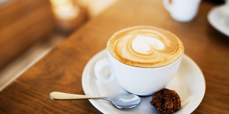 Në Shqipëri nuk pihet kafja në banak! Ja disa rregulla “të çuditshme” që i kanë vendet e tjera!