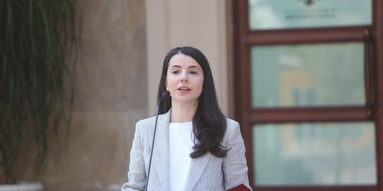 Hyn në fuqi orari i ri për punonjësit e administratës