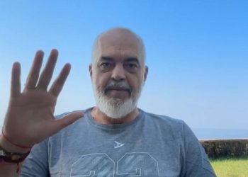 Rama nis pushimet në Dhërmi dhe flet për rritjen e turizmit: Nuk mund të thonë dot gjë as ato gojët me qime të atyre që nuk pushojnë ‘u zbraz’ Shqipëria