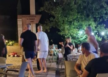 Rama këmbëzbathur në rrugët e Vunoit (FOTO)