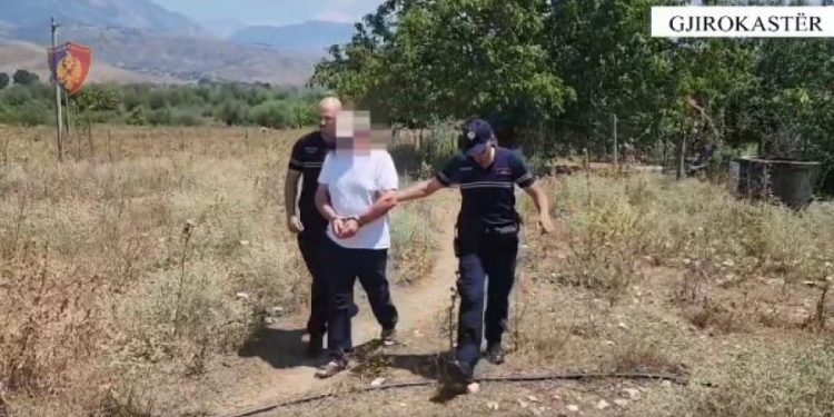 Mbolli kanabis në oborrin e shtëpisë, një i arrestuar në Gjirokastër