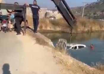 S’ka sinjalistikë në rrugë, tjetër makinë bie në Kanalin e Butrintit, shoferi dhe pasagjeri dalin me not