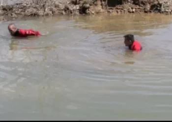 Dyshohet se u vetëmbyt në një kanal uji, polumbarët gjejnë trupin e 21 vjeçarit