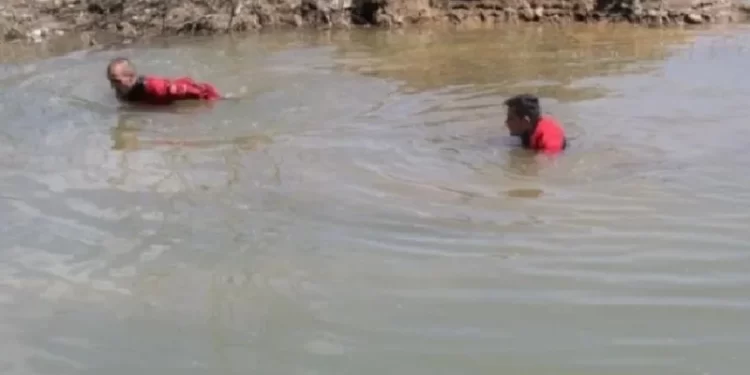 Dyshohet se u vetëmbyt në një kanal uji, polumbarët gjejnë trupin e 21 vjeçarit