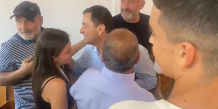 Përqafime dhe shtrëngime duarsh! Momenti kur Vangjel Tavo shpallet fitues i Bashkisë së Himarës