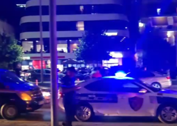 Ç’po ndodh në Vlorë, RENEA rrethon një hotel në Lungomare (VIDEO)