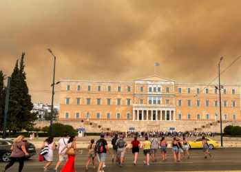 Zjarr i frikshëm në Athinë, flakët “përpijnë” banesat (FOTO)