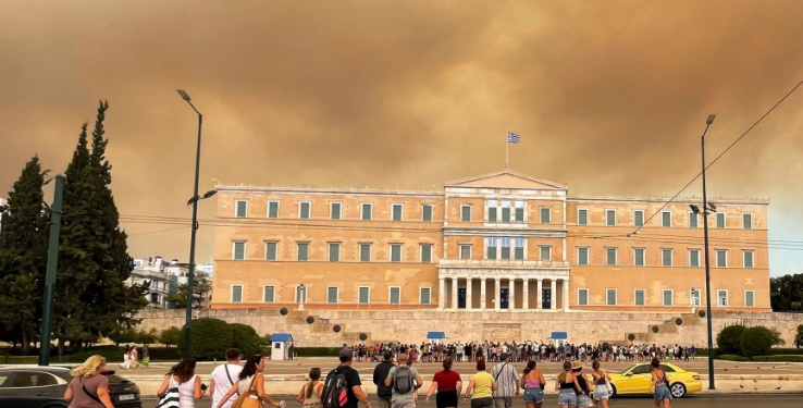 Zjarr i frikshëm në Athinë, flakët “përpijnë” banesat (FOTO)