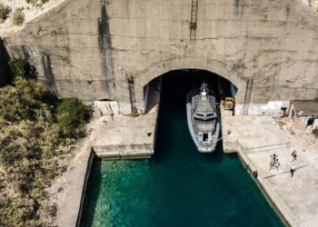 Brenda tunelit të Porto Palermos, aty ku fshiheshin nëndetëset shqiptare (VIDEO)