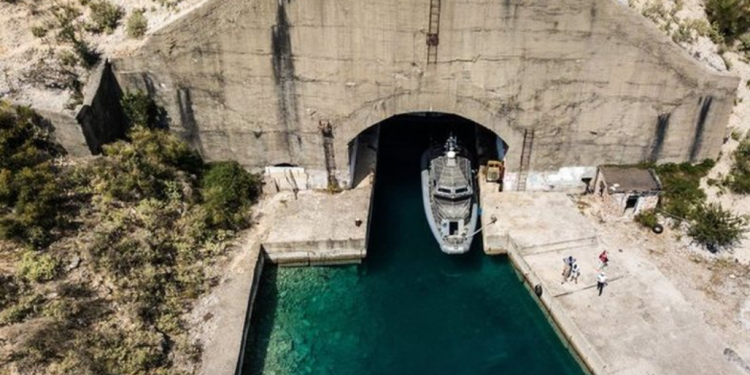 Brenda tunelit të Porto Palermos, aty ku fshiheshin nëndetëset shqiptare (VIDEO)