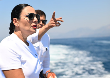 Belinda Balluku inspekton plazhet me anije: Ushtria të pastrojë ato zona ku shkohet vetëm me rrugë detare (VIDEO)